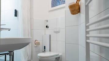 Regadera, secadora de cabello, toallas