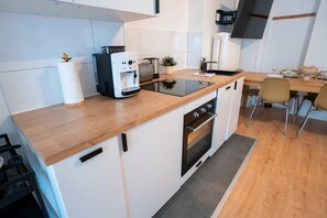 ثلاجة، ميكروويف، فرن، موقد طهي مسطح