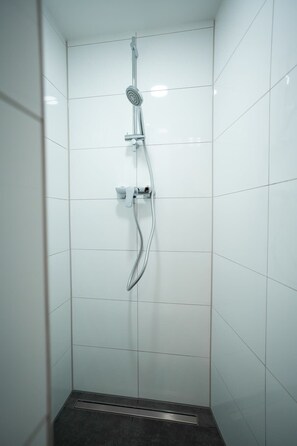 Shower, hair dryer, towels, shampoo - Hamburg City Apartment for 7 (Hamburg)