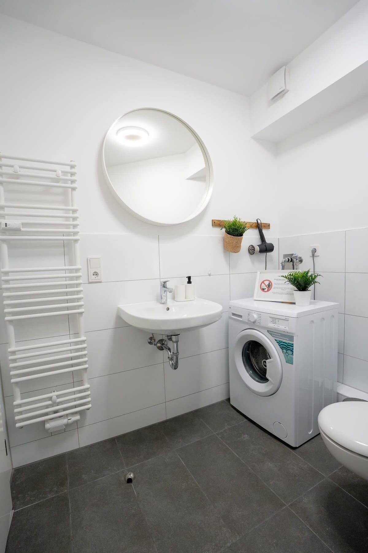 Dusche, Haartrockner, Handtücher, Shampoo