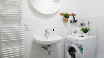 Dusche, Haartrockner, Handtücher, Shampoo