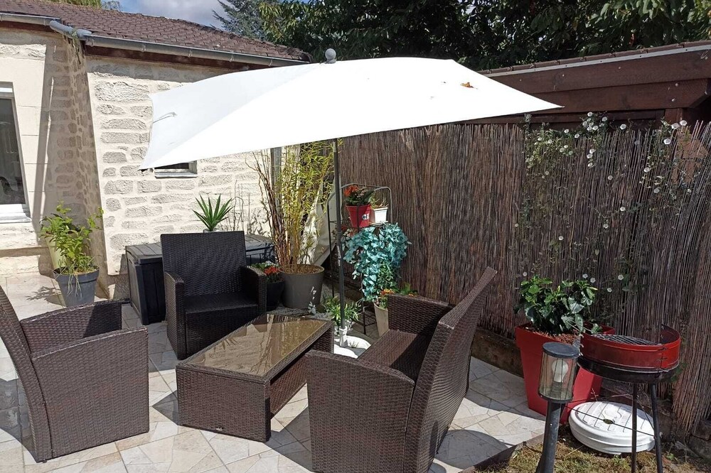 House 20 min from Paris (line h) + CDG airport connection. Transport 5 mins walk
