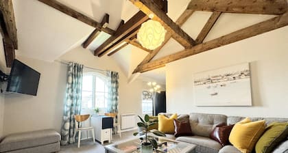 Warehouse Apartment-1 King Bed, Sleeps 2
