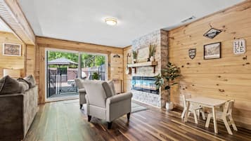 TV connectée, cheminée, console de jeux vidéo, lecteur de DVD