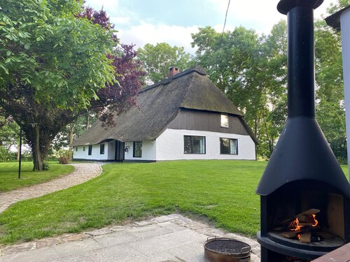 Romantic thatched-roof house with wellness area near the dyke