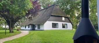 Romantic thatched-roof house with wellness area near the dyke
