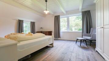 4 bedrooms, travel crib