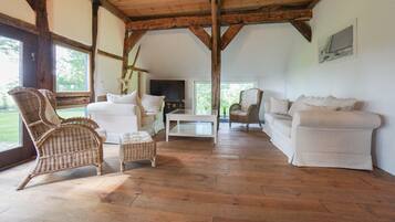 Fernseher, Kamin, Tischfußball