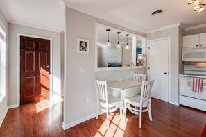 Dining - Cozy Quiet Apartment: Easy Access to All of Nashville (Brentwood)