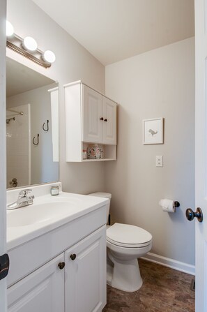 Combined shower/bathtub, hair dryer, towels, soap - Cozy Quiet Apartment: Easy Access to All of Nashville (Brentwood)