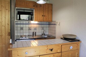 Microwave, oven, coffee/tea maker, toaster - 200m from ski slopes, 3rd floor, balcony, tv, 22m², Vars (Vars)