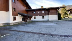 Un bâtiment doté d’un toit en pente et de nombreuses fenêtres.