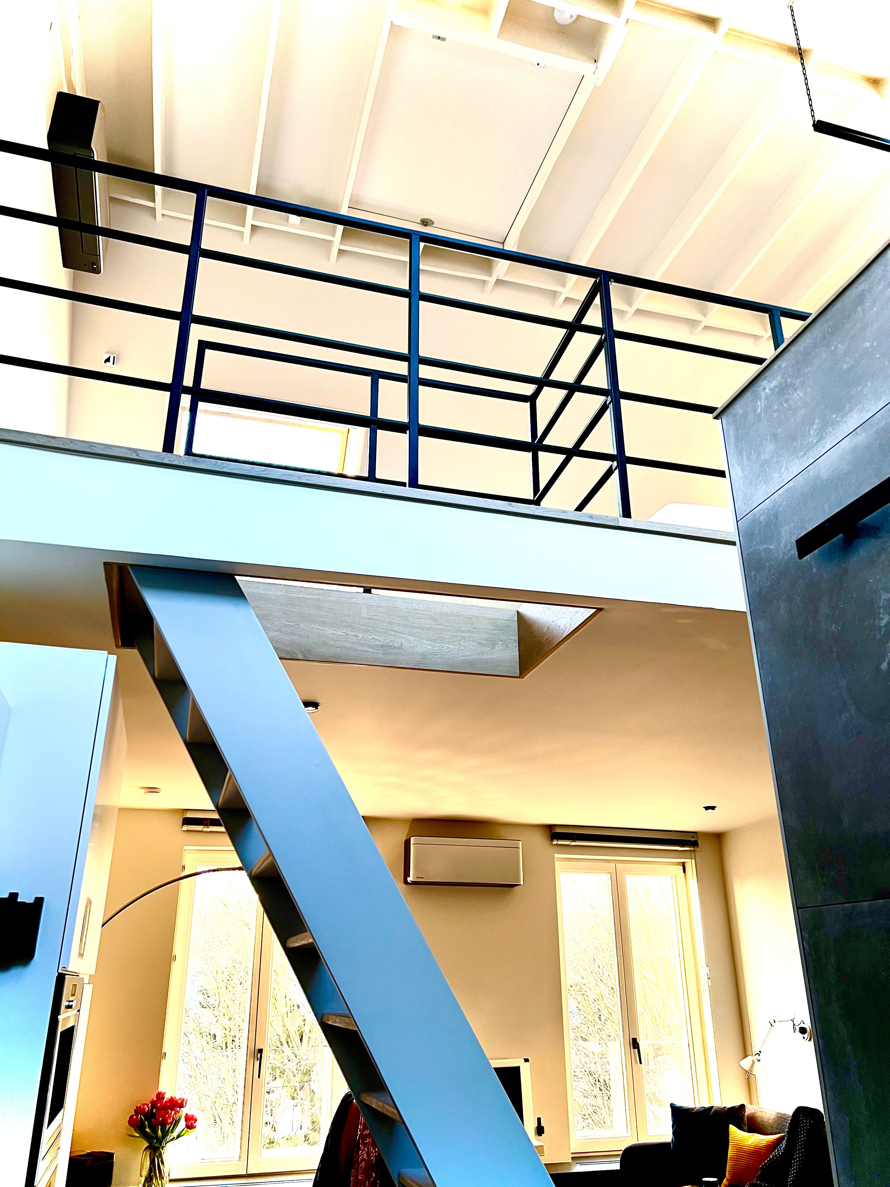 Deluxe appartement | Woonruimte | Een 32-inch lcd-televisie met digitale zenders, televisie en Netflix