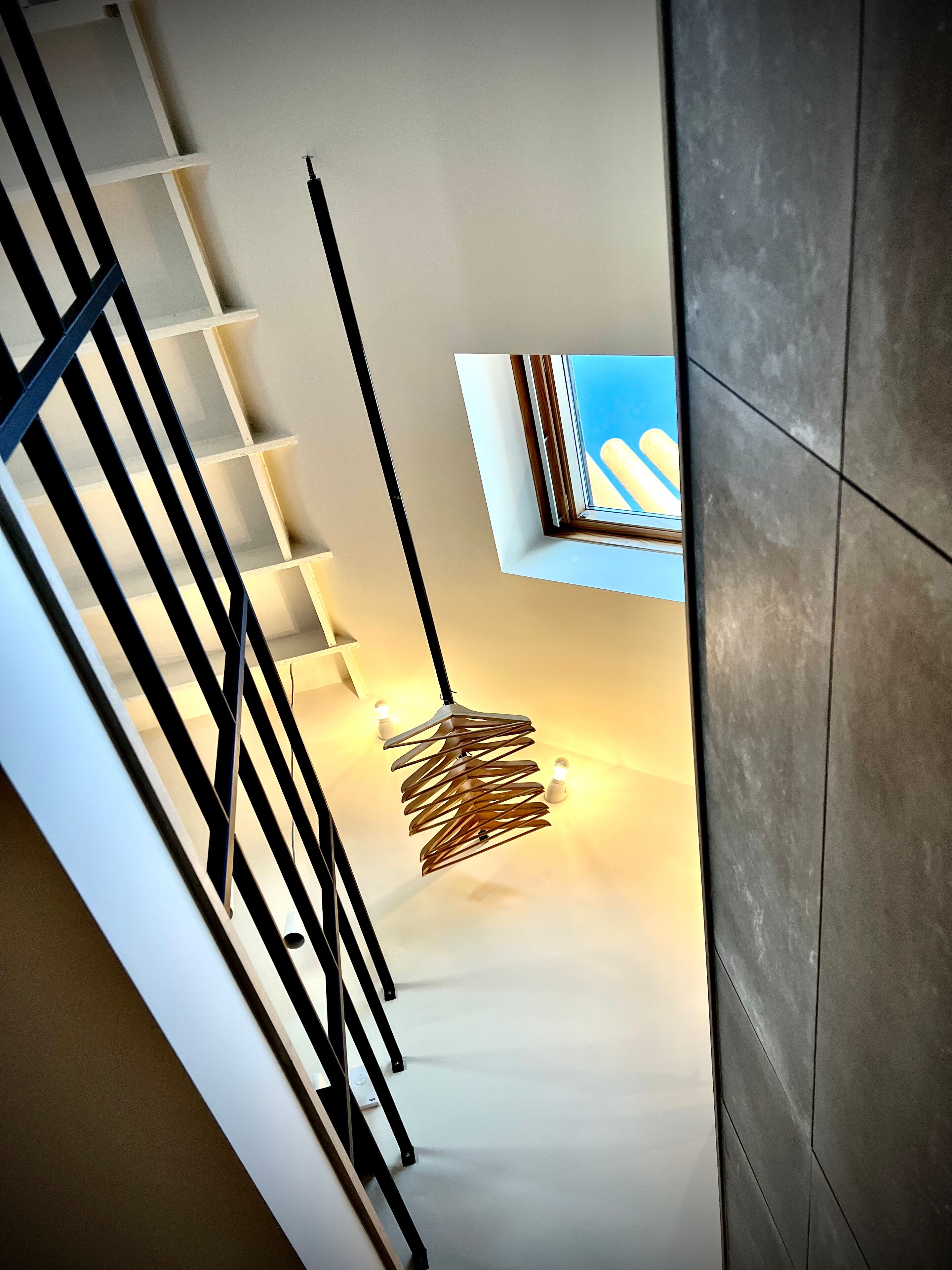 Deluxe appartement | Woonruimte | Een 32-inch lcd-televisie met digitale zenders, televisie en Netflix