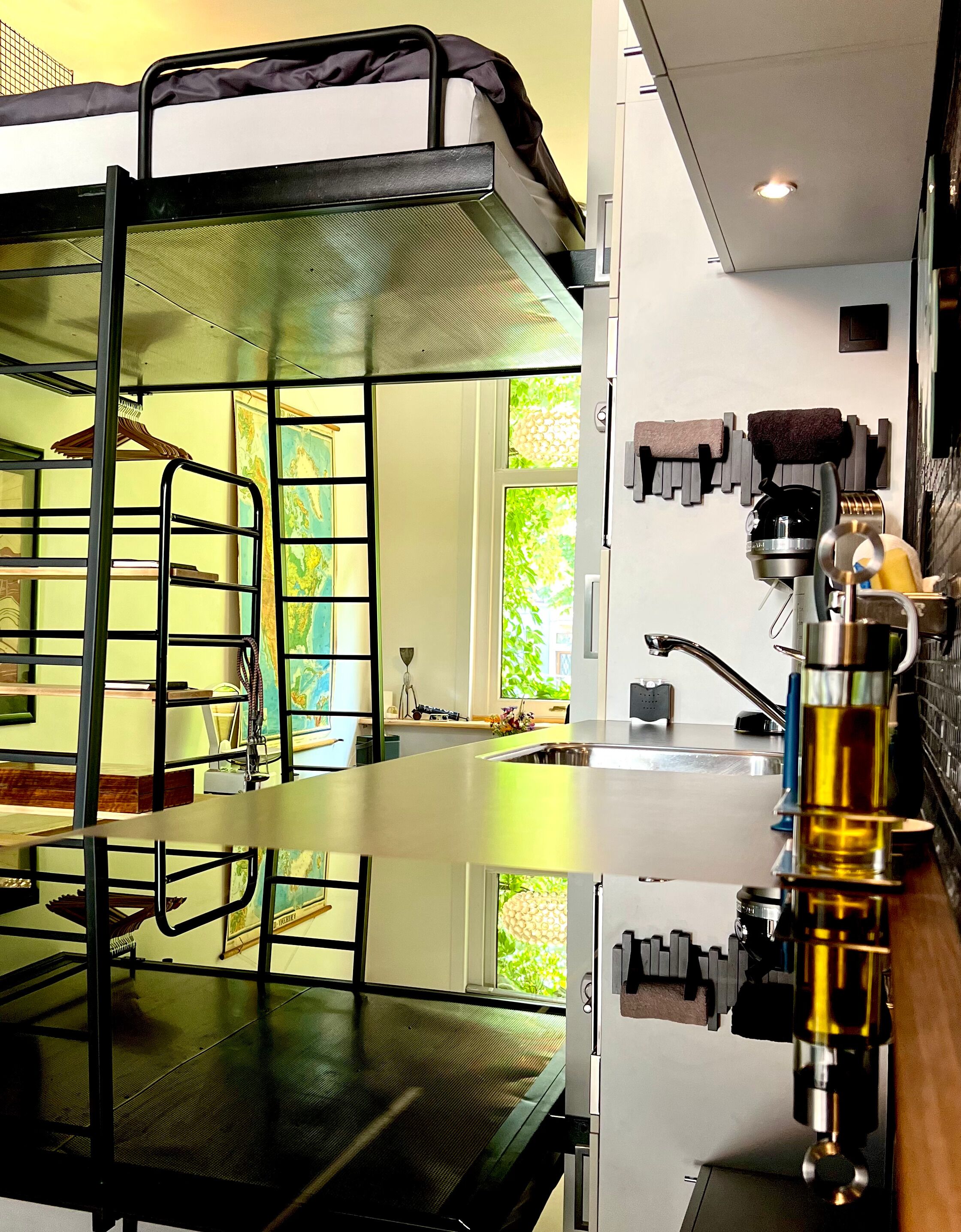 Design studio | Privékeuken | Een koelkast, een magnetron, een oven, een kookplaat