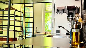 Design studio | Privékeuken | Een koelkast, een magnetron, een oven, een kookplaat