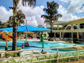 Piscina all'aperto, una piscina riscaldata