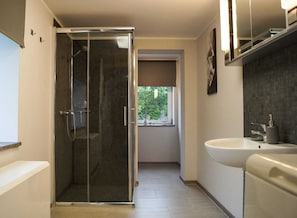 Ducha, toallas, jabón y papel higiénico