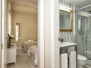 Een douche, een haardroger, handdoeken