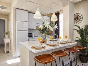 ثلاجة، ميكروويف، فرن، ماكينة لصنع القهوة/الشاي