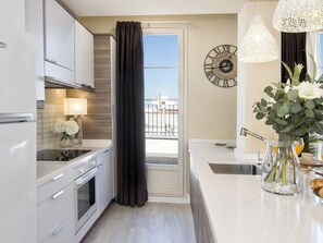 ثلاجة، ميكروويف، فرن، ماكينة لصنع القهوة/الشاي