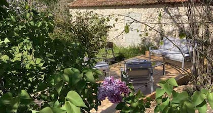 A l'Ombre des Tilleuls, Les Lilas 4-person gîte for rent in quiet village