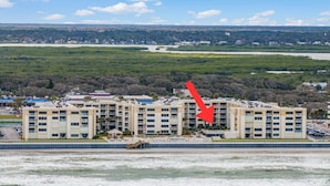 Un hôtel à plusieurs étages doté d’une piscine et offrant une vue sur le paysage environnant.