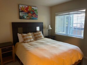 2 slaapkamers, een bureau, een strijkplank/strijkijzer, reisbedje