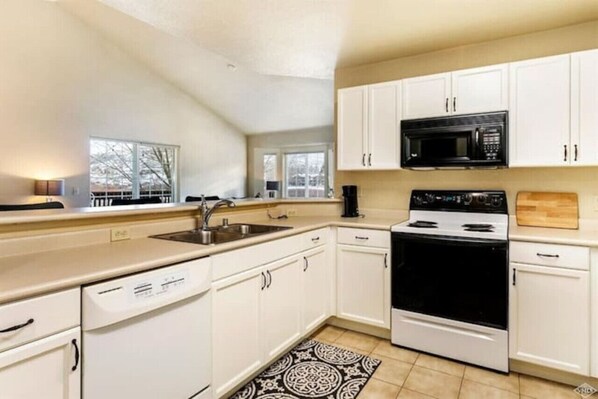 Køleskab, mikrobølgeovn, ovn, kogeplade