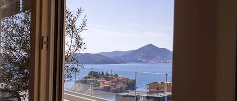 Appartement Deluxe, terrasse, vue mer | Vue de la chambre