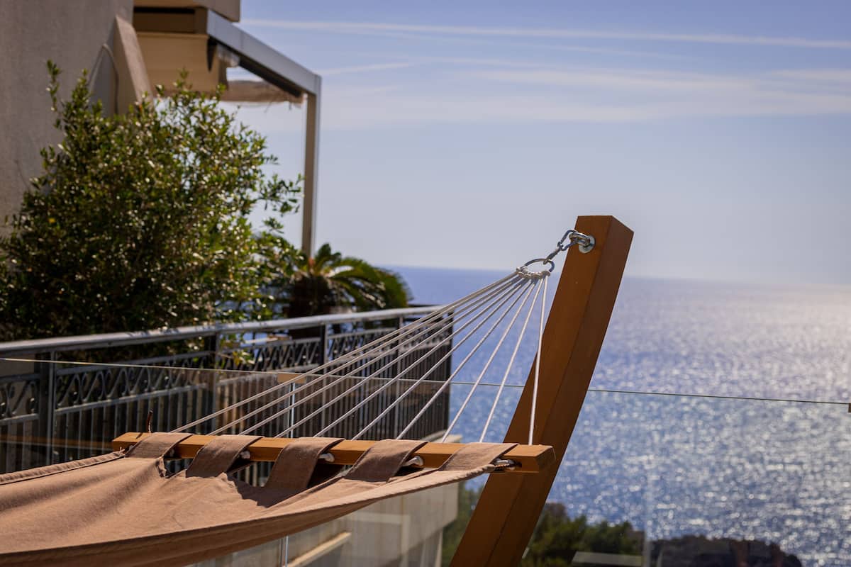 Un hamac sur un balcon donnant sur une vue panoramique de la ville.