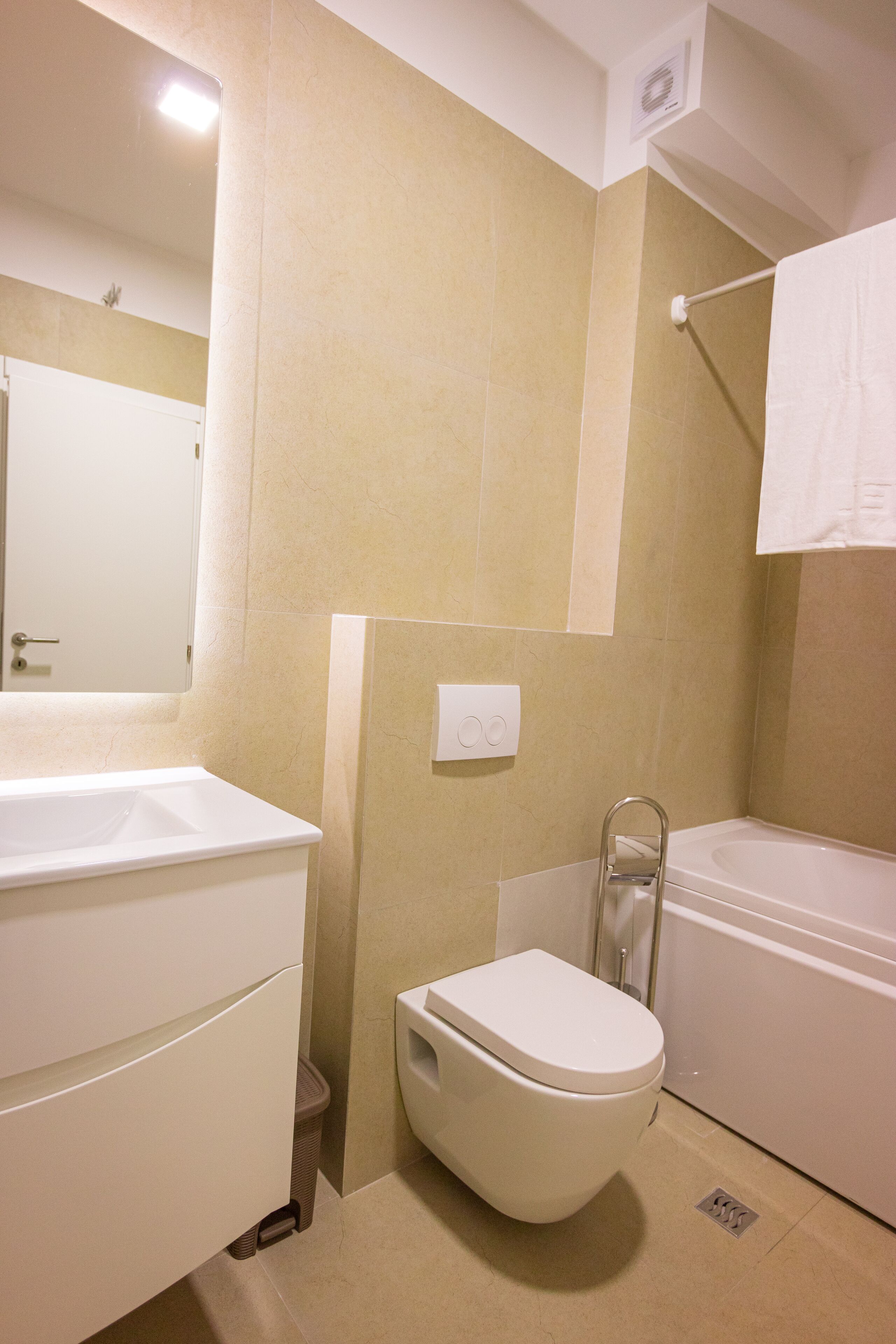 A bathroom with a toilet, sink, and bathtub.