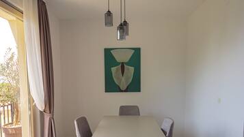 Căn hộ tiện nghi đơn giản, ban công, quang cảnh biển | Phòng ăn