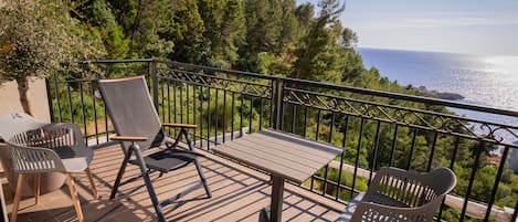 Apartamento conforto, terraço, vista para o mar | Terraço/pátio