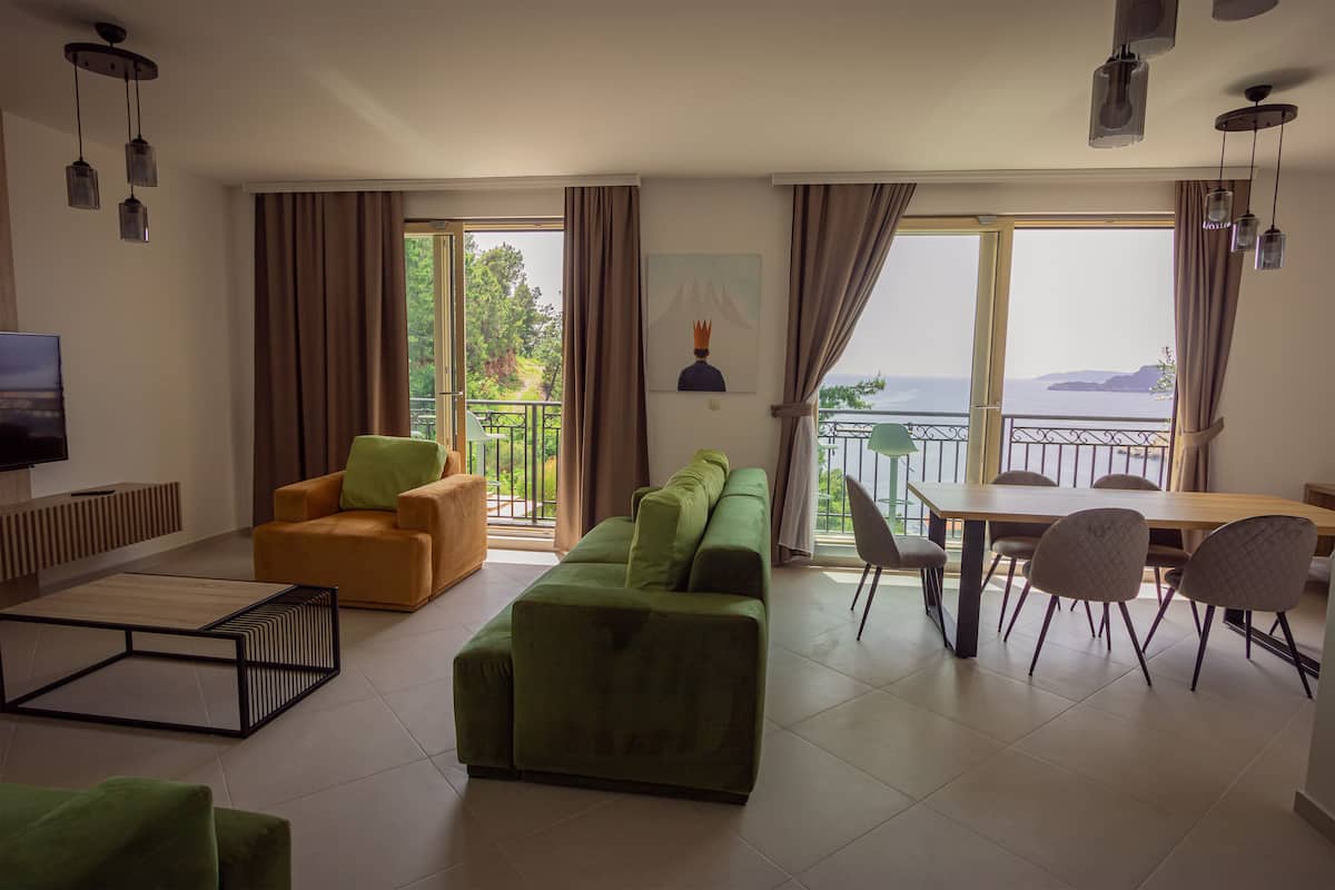Apartamento Confort, balcón, vistas al mar | Zona de estar | Una televisión de pantalla plana, Netflix, servicios de streaming