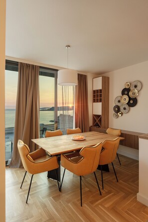 Deluxe Suite, Sea View | In-room dining