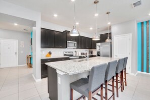 Mikrowelle, Ofen, Geschirrspüler, Wasserkocher mit Kaffee-/Teezubehör