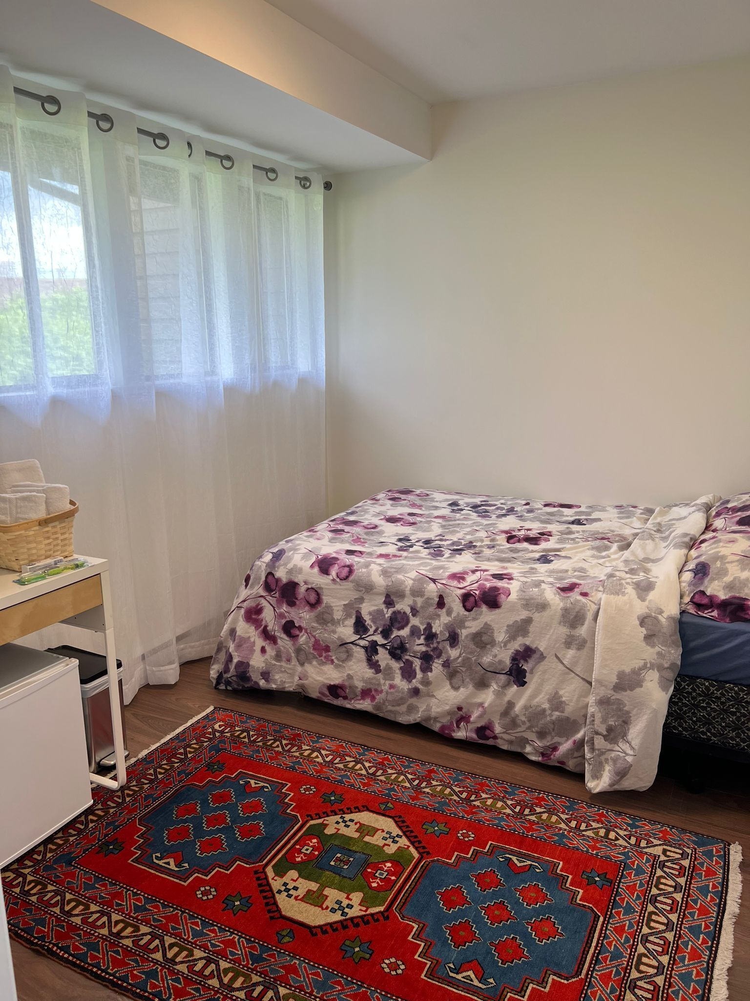 A cozy room, queen bed, 1/2 guest(s), free parking in the heart of Lonsdale Ave.