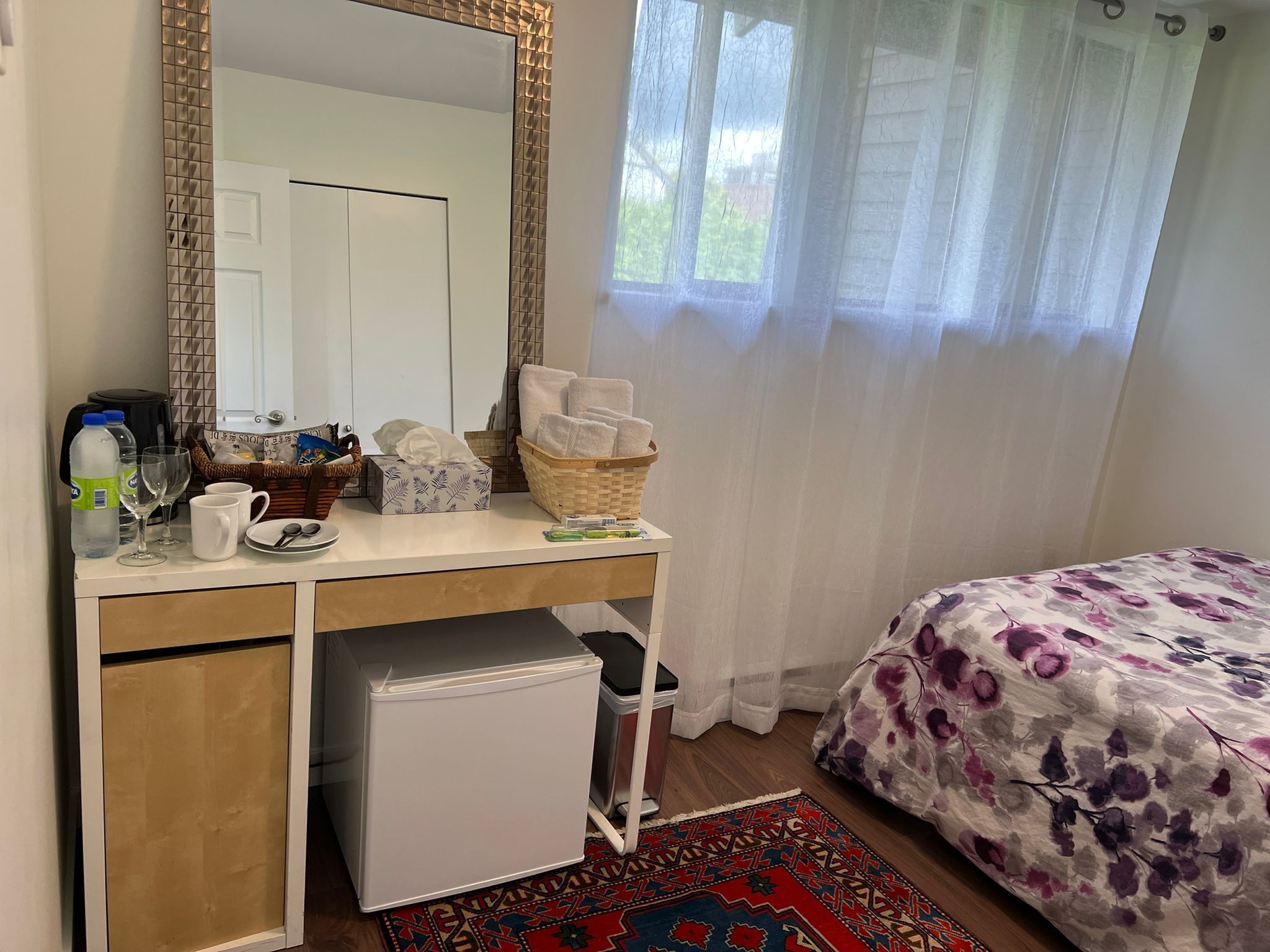 A cozy room, queen bed, 1/2 guest(s), free parking in the heart of Lonsdale Ave.