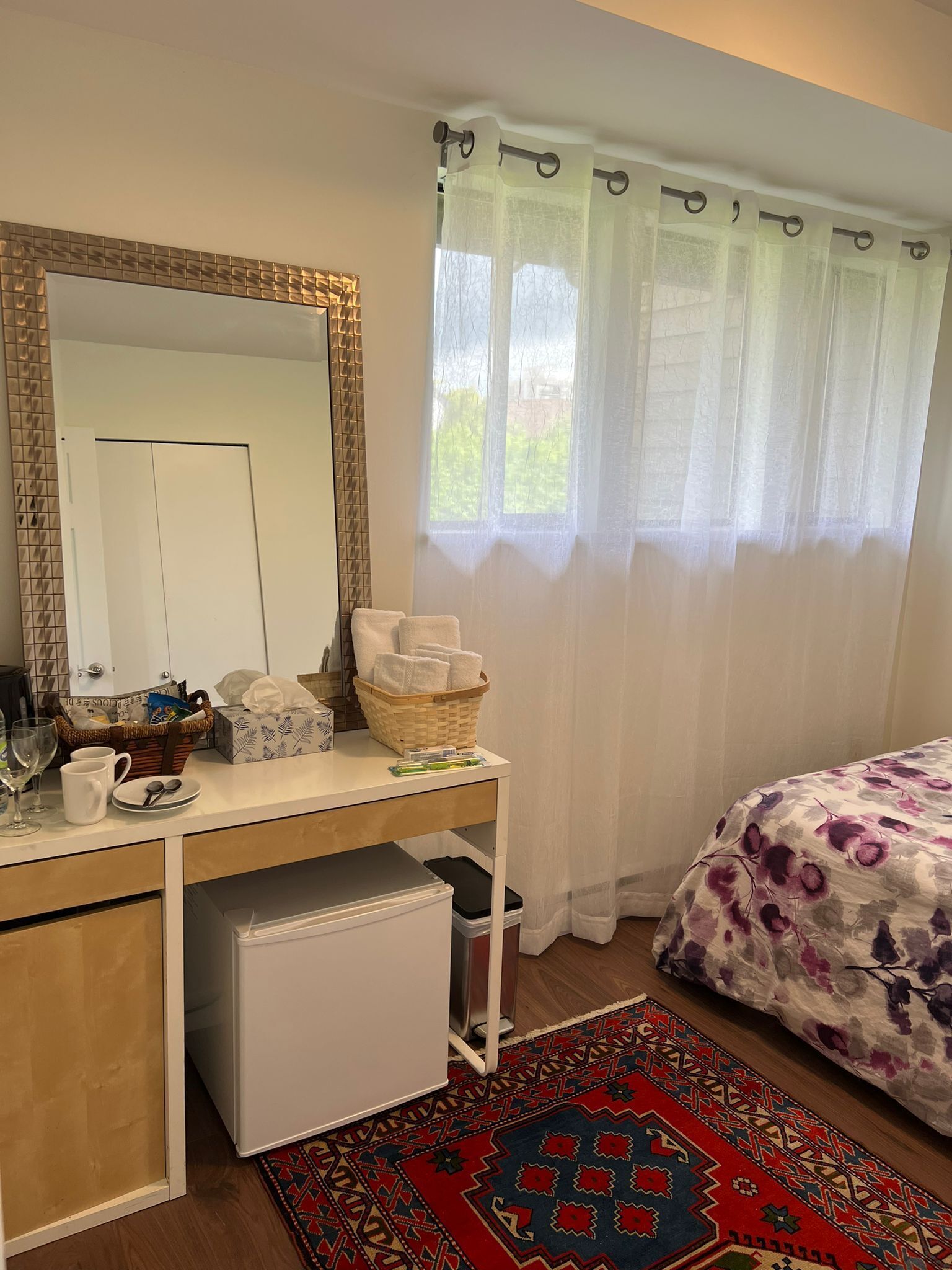 A cozy room, queen bed, 1/2 guest(s), free parking in the heart of Lonsdale Ave.