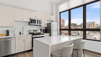 Royal Apartment, 2 Bedrooms, 2 Bathrooms | 2 bedrooms, individually decorated, individually furnished, desk