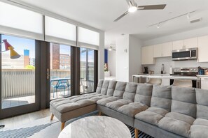 Decoración personalizada, muebles diferentes y escritorio 