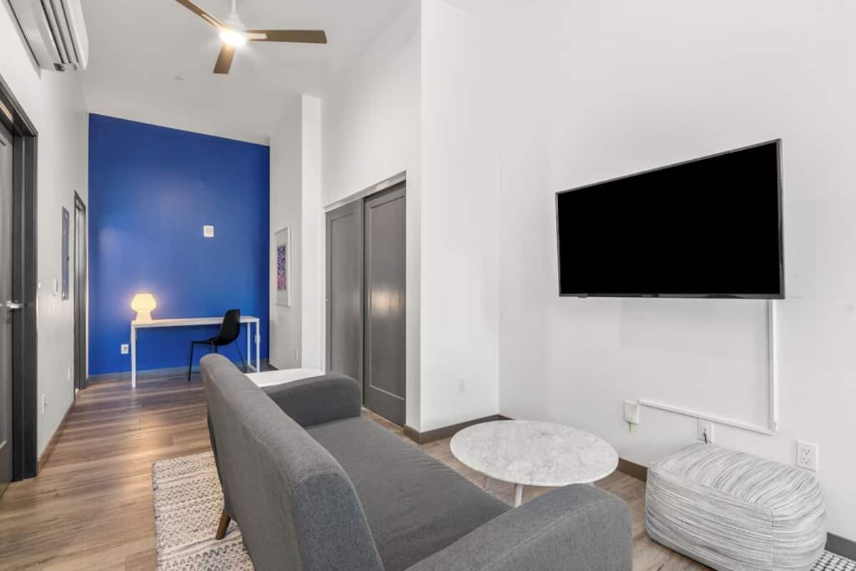 Deluxe Studio, 1 Queen Bed | Desk, laptop workspace, soundproofing, iron/ironing board
