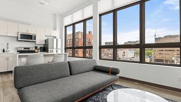 Appartement Royal, 2 chambres, 2 salles de bains | Décoration personnalisée, ameublement personnalisé, bureau