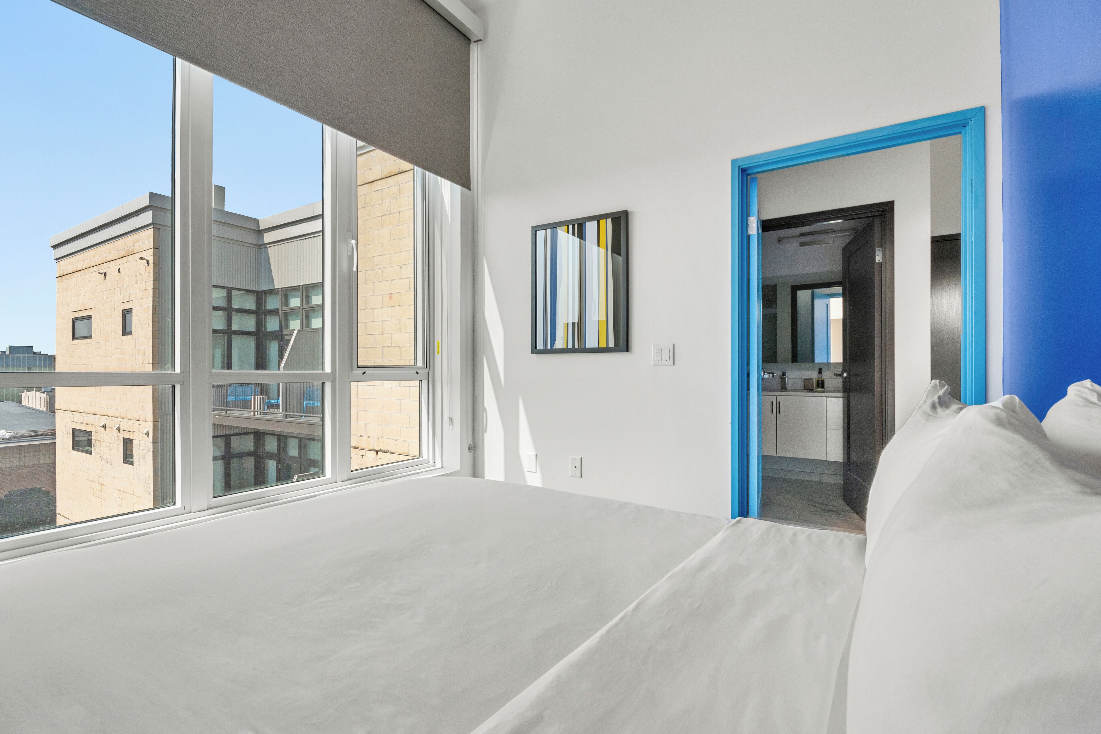 Royal appartement, 2 slaapkamers, 2 badkamers | Individueel gedecoreerd, individueel gemeubileerd, een bureau