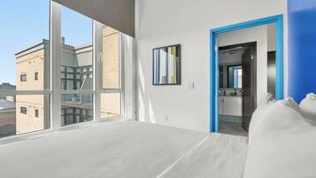Royal appartement, 2 slaapkamers, 2 badkamers | Individueel gedecoreerd, individueel gemeubileerd, een bureau