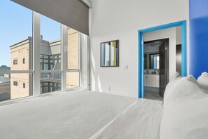 Leilighet – royal, 2 soverom, 2 bad | Individuelt dekorert, individuelt innredet og skrivebord
