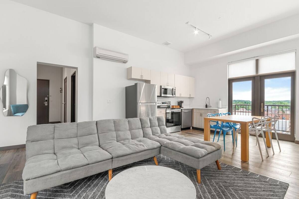 Luxury Studio, 1 King Bed, Balcony | Desk, laptop workspace, soundproofing, iron/ironing board