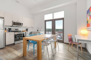 Luxury Studio, 1 King Bed, Balcony - Exhibit A2 (Ann Arbor)
