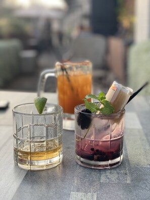 Deux verres de boissons sur une table, avec un arrière-plan flou.